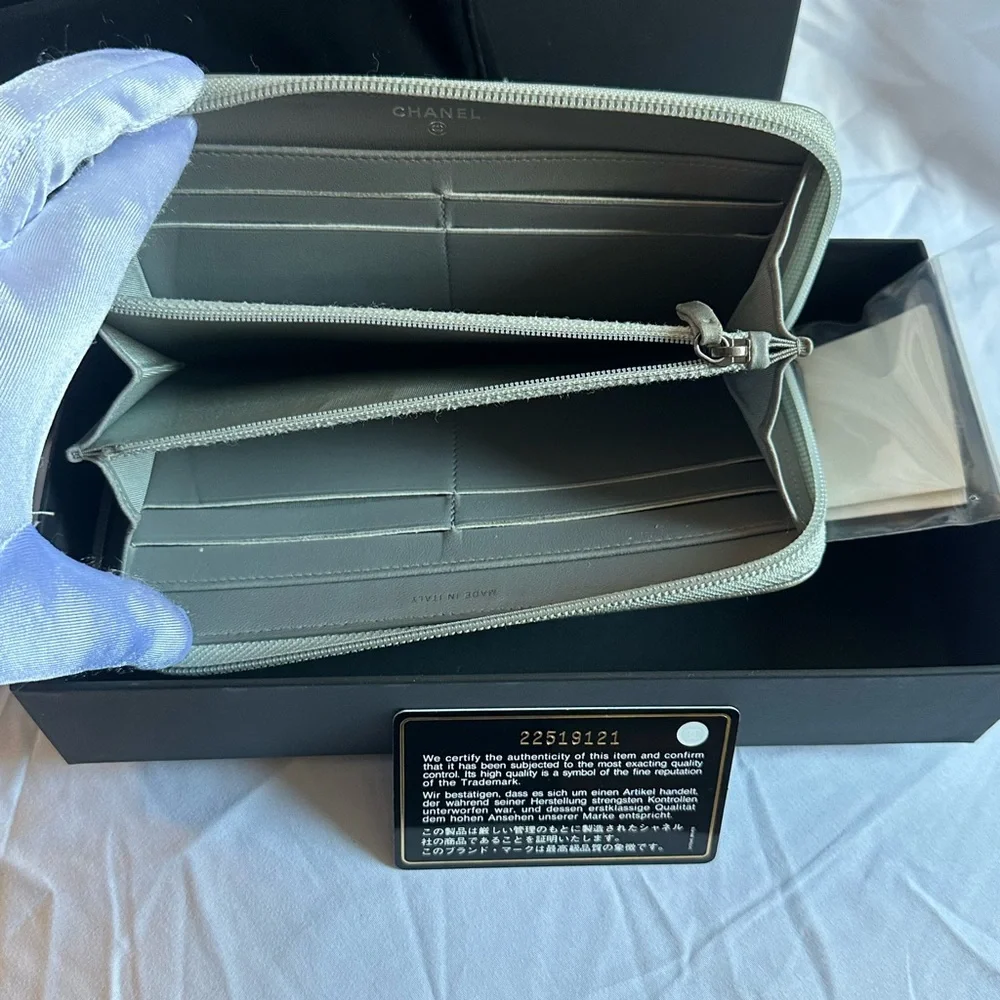 💯 Authentic Chanel Silver Chevron Quilted Zip Around Boy Wallet - Picture 9 of 16